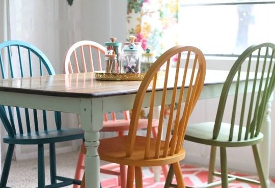 Sillas de colores para un comedor con estilo