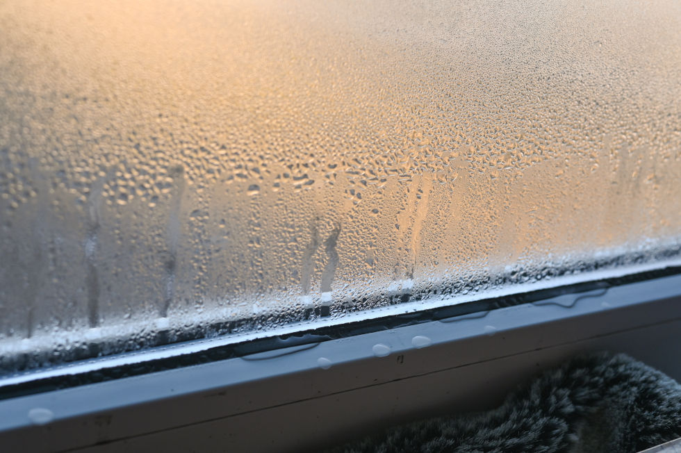 Agua en la parte interior de la ventana que se filtra al interior de la vivienda.