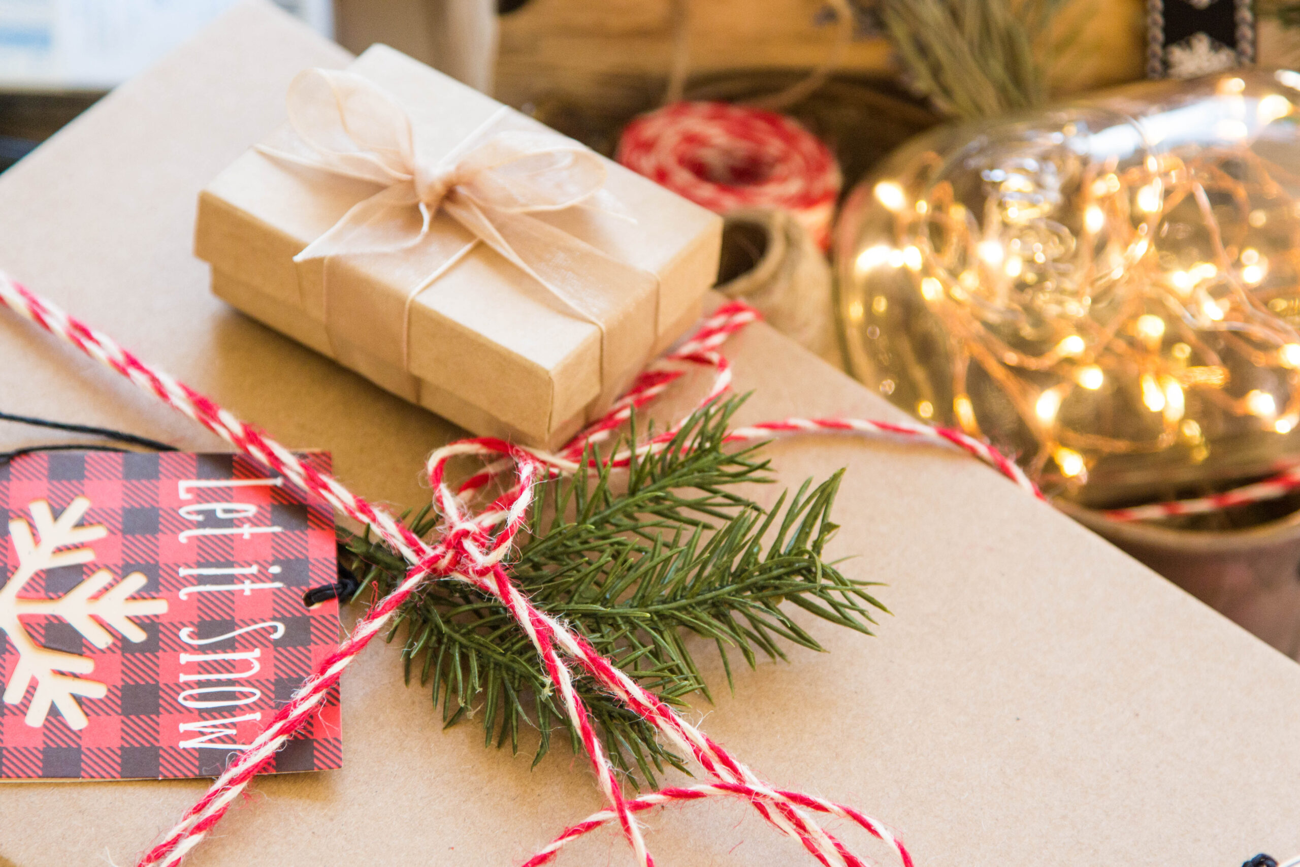 Envuelve y decora tus regalos de Navidad