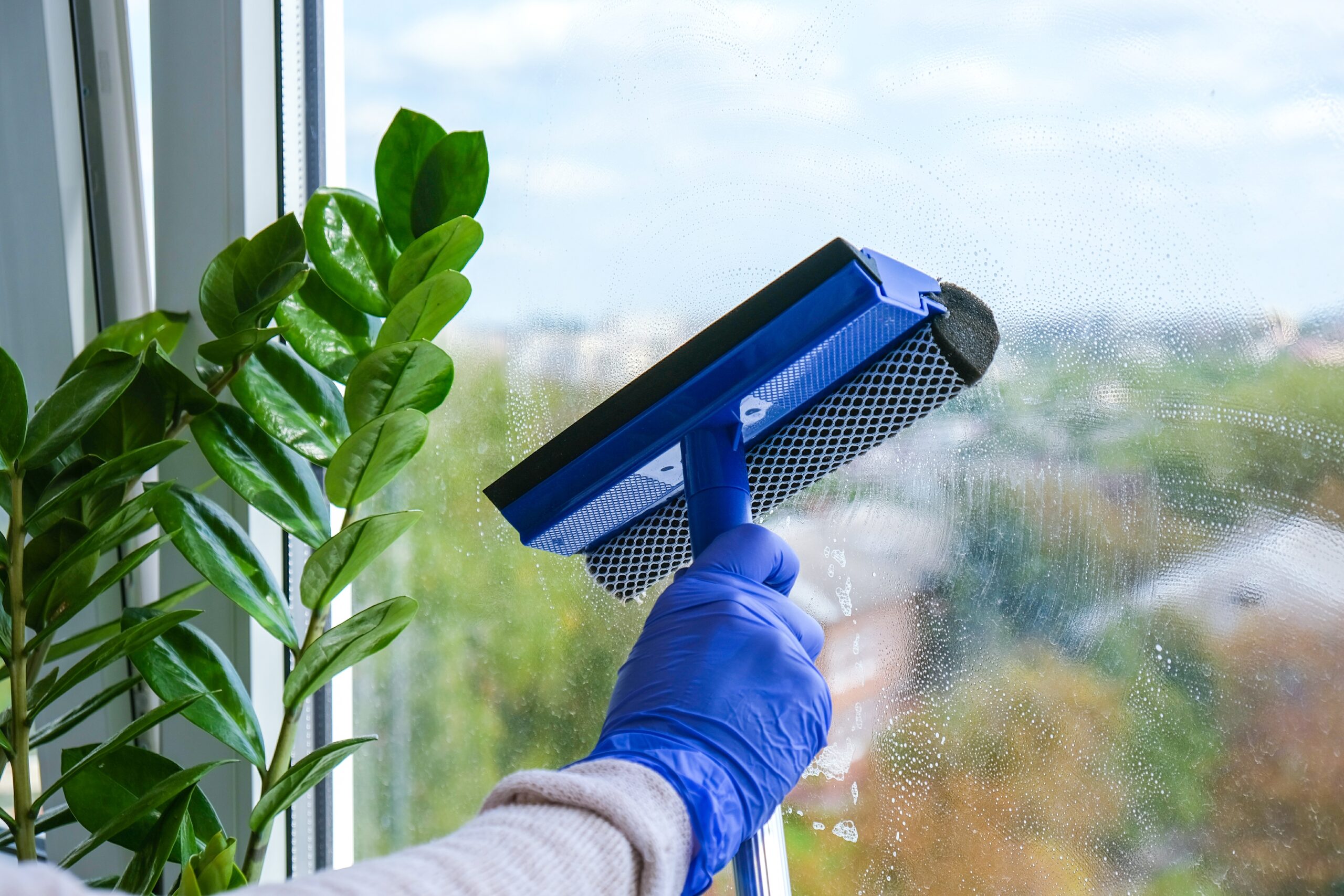 Trucos para limpiar los cristales de las ventanas por fuera