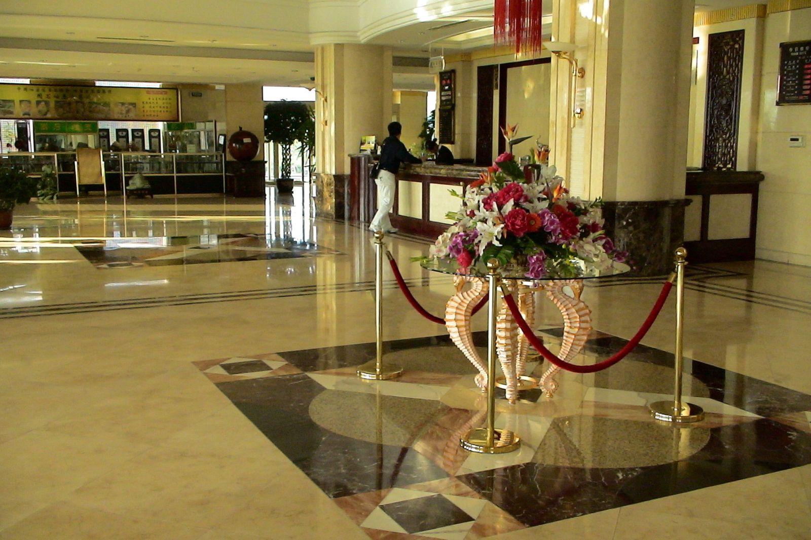 Hospitalidad sensorial: el arte floral como firma de lujo en hoteles