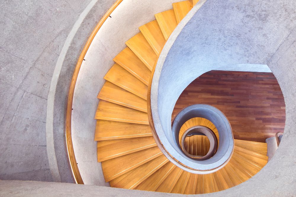 Escaleras interiores: materiales, estilos y qué influye en el precio