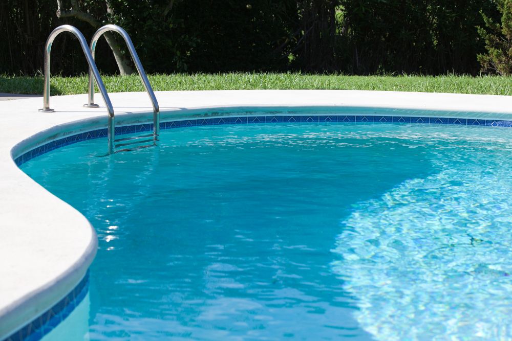Accesorios para piscinas: cómo mejorar tu zona de baño sin reformas